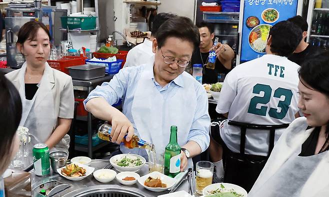 이재명 대통령이 11일 서울 종로구 한 식당에서 시민들과 '삼겹살 외식'을 하고 있다. 뉴시스