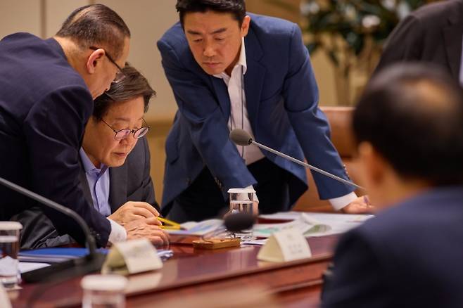 이재명 대통령이 10일 대통령실에서 열린 국가안전보장회의(NSC) 전체회의에 참석해 위성락(왼쪽) 국가안보실장, 강훈식(오른쪽) 대통령실 비서실장과 이야기를 나누고 있다. 연합뉴스