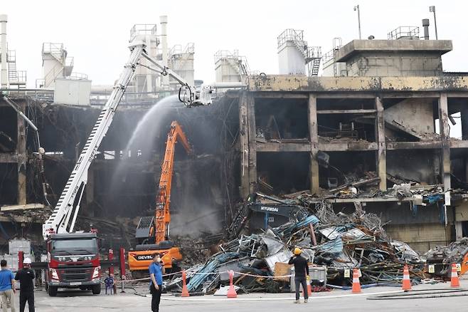 지난 5월 발생한 대형 화재로 건물 일부에 큰 피해를 입은 금호타이어 광주공장.