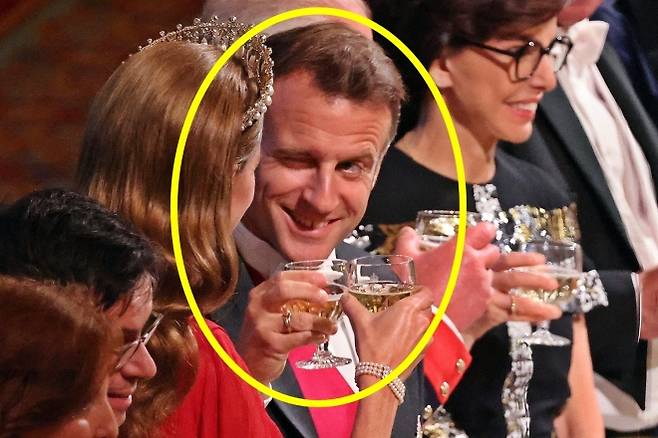 영국을 국빈 방문한 에마뉘엘 마크롱 프랑스 대통령이 8일(현지시간) 찰스 3세 영국 국왕이 윈저성에서 주최한 국빈 만찬에 참석해 옆자리에 앉은 케이트 미들턴 영국 왕세자빈과 건배하며 윙크하고 있다. 2025.7.9 버크셔 AFP 연합뉴스