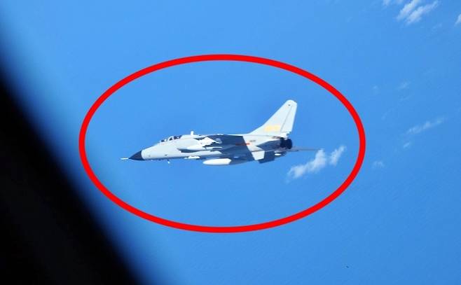 일본 방위성은 10일 성명에서 중국 전투기가 자국 항공자위대기에 이례적인 근접 비행을 했다고 밝혔다. 사진은 9일 동중국해 공해 상공에서 경계 감시 중이던 일본 항공자위대 운용 YS-11EB 정보수집기에서 촬영한 중국의 JH-7 전투폭격기. 2025.7.10 일본 방위성 자료