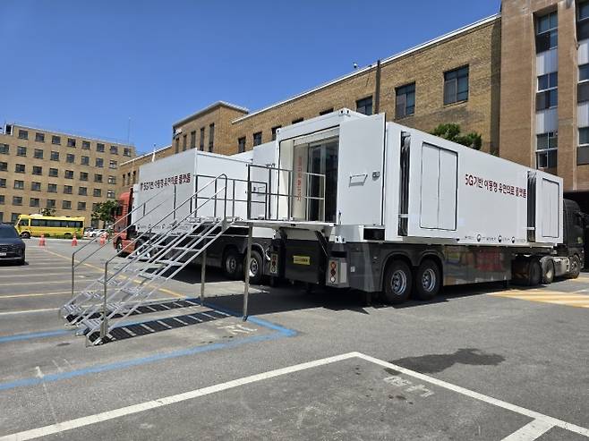 충북도내 인구감소지역 이동진료에 나서는 이동형 병원차량. 충북도 제공.