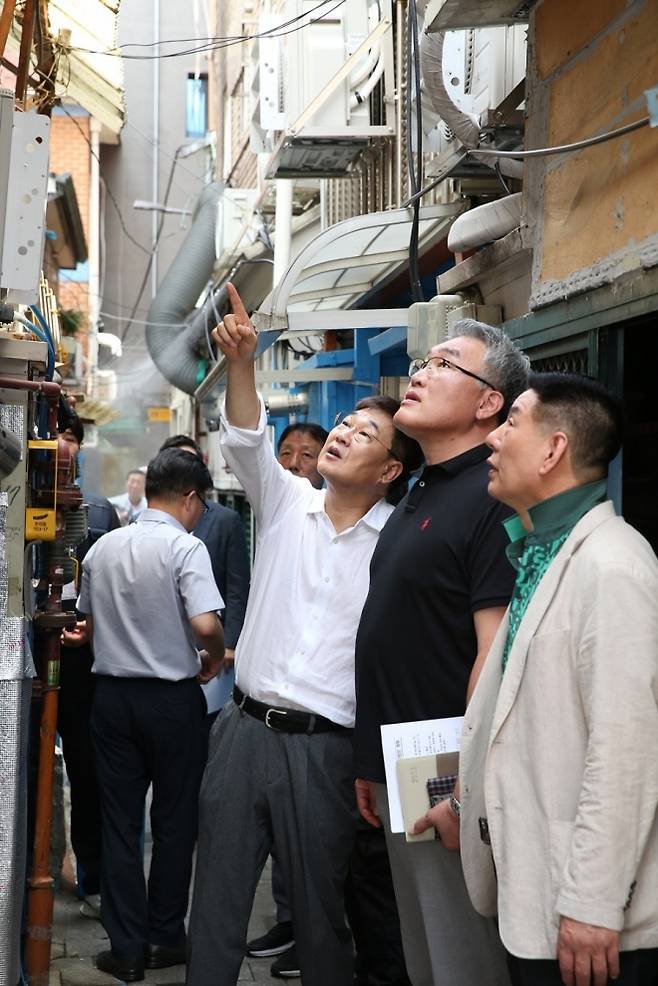 종로구 폭염 대비 점검 - 사진은 정문헌(왼쪽) 종로구청장이 2023년 8월 돈의동 쪽방 지역 폭염 대비를 점검하는 모습.  종로구 제공