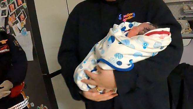 지난 4월 산청 산불 때 아기가 태어난 모습. 2025.7.11. 산청소방서 제공