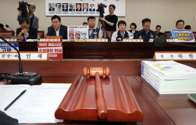 최저임금위원회 사용자위원인 류기정(왼쪽 두번째) 한국경영자총협회 전무가 10일 정부세종청사에서 열린 최저임금위원회 제12차 전원회의에서 발언하고 있다. 세종=연합뉴스