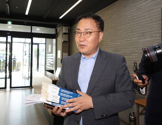 최형두 국민의힘 의원이 10일 서울 여의도 중앙당사에서 열린 혁신위 회의에 참석하고 있다. 연합뉴스