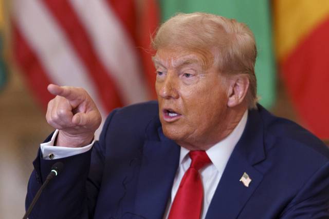 도널드 트럼프 미 대통령이 9일(현지 시간) 백악관에서 열린 아프리카 정상들과의 회담에서 기자들을 지목하고 있다. EPA연합뉴스