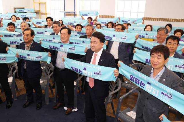 김영환(앞줄 오른쪽 두번째) 충북도지사 등이 ‘일하는 밥퍼’ 확산을 위해 범도민 결의대회를 갖고 있다. 사진제공=충북도