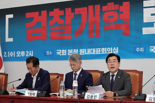 더불어민주당 당대표 후보인 박찬대 의원(맨 오른쪽)이 7월2일 서울 여의도 국회에서 열린 검찰개혁토론회에서 당대표 당선 이후 검찰 개혁 추진 계획과 의지를 밝히고 있다. ⓒ연합뉴스