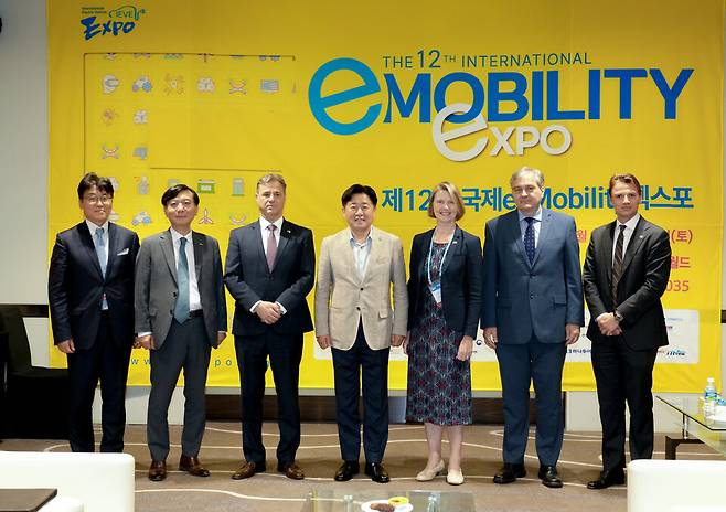 오영훈 제주도지사(왼쪽에서 네 번째)가 국제 e-모빌리티엑스포에&nbsp; 참가한 아프리카·유럽 대사들과 포즈를 취하고 있다. ⓒ제주도 제공