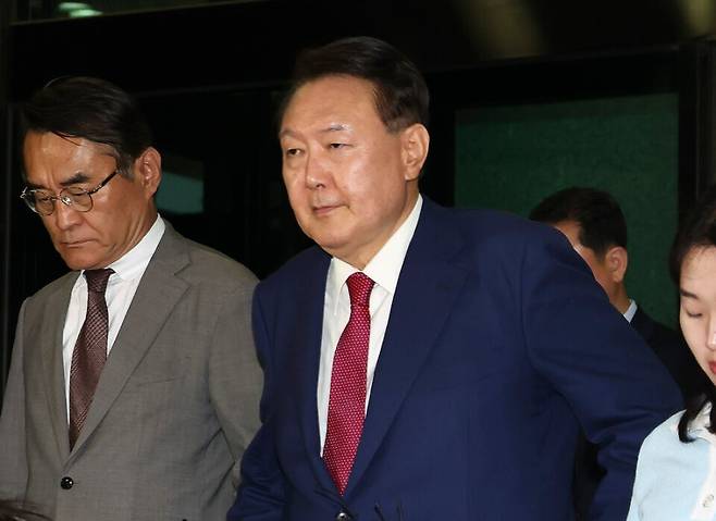 윤석열 전 대통령이 지난 5일 오후 서초구 서울고등검찰청에 마련된 내란특검에서 2차 대면조사를 마치고 귀가하고 있다. ⓒ시사저널 박정훈