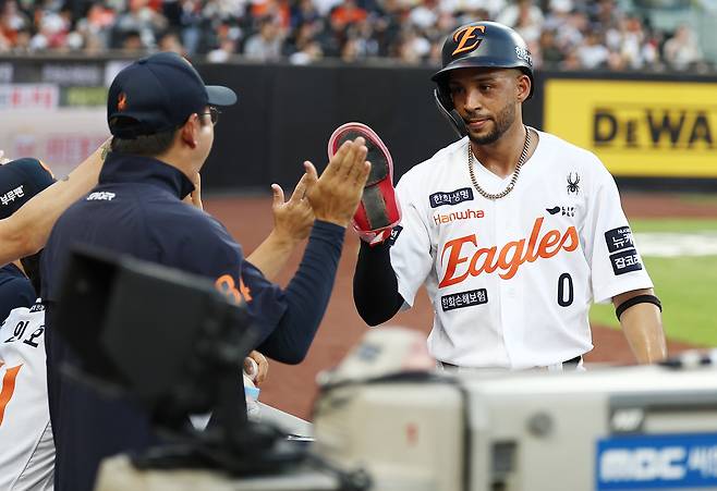 한화 리베라토가 지난 8일 KIA전에서 1회 득점 뒤 동료들과 하이파이브 하고 있다. 연합뉴스