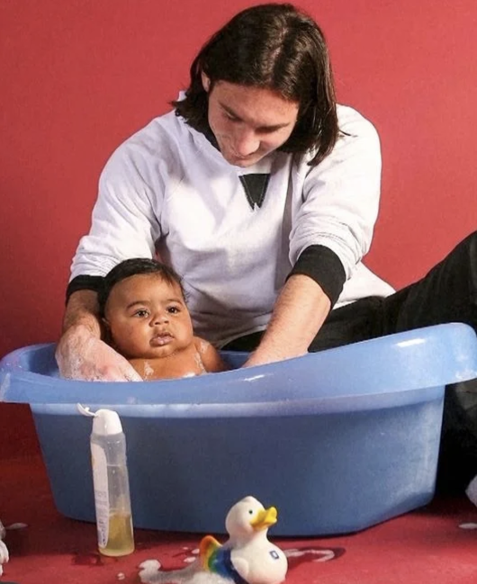 ▲ 라민 야말은 바르셀로나 대형 유망주다. 2007년생으로 2014년 바르셀로나 유소년 팀 '라 마시아'에 입단해 성장했고 1군 데뷔까지 해냈다. 빠른 발에 유럽 톱 클래스 잠재력이 있는 패스와 골 결정력을 보유해 메시 후계자로 불리고 있다. 갓난 아기 시절 메시가 야말을 목욕시켰던 인연으로 메시 재림으로 통한다.&nbsp;