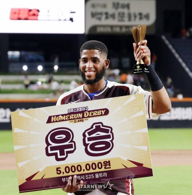 삼성 디아즈가 11일 대전한화생명볼파크에서 열린 2025KBO리그 퓨처스리그 올스타전 남부리그 대 북부리그 경기 종료후 진행된 올스타 홈런레이스에서 박동원을 꺾고 우승한 후 비거리상,최다홈런상 등을 수상하고 있다. /사진=강영조 선임기자