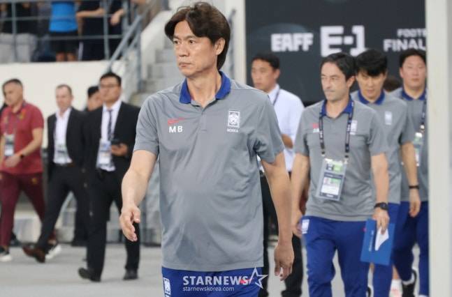 11일 홍콩전을 앞두고 입장하고 있는 홍명보 감독. /사진=김진경 대기자