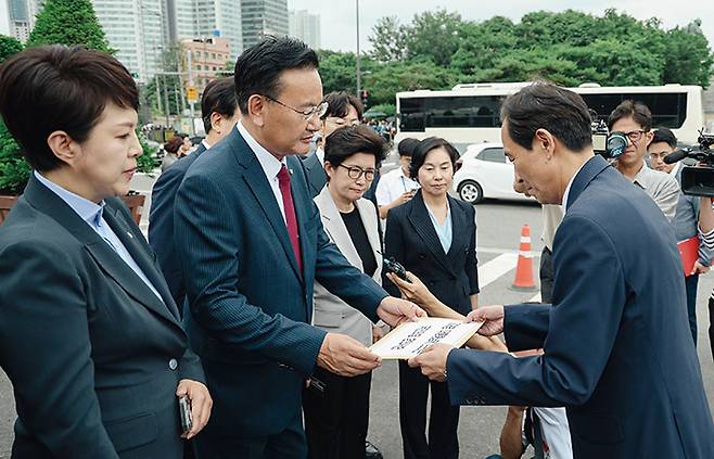 이재명 정부의 특활비 부활을 두고 논란이 많다. 항의 서한을 주고받는 유상범(왼쪽) 국민의힘 의원과 우상호 정무수석.[사진｜뉴시스]