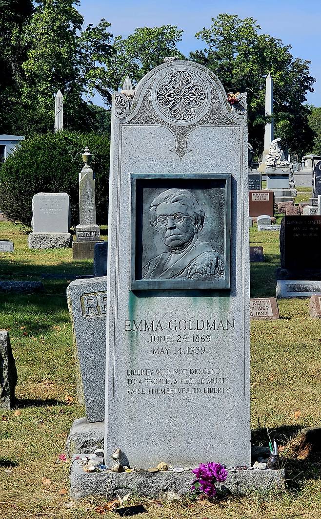 헤이마켓 순교자의 추모비 옆에는 ‘미국에서 가장 위험한 여자’로 불렸던 엠마 골드만이 묻혀 있다. 손호철 제공