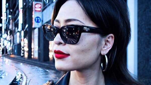 SORA가 홍보용으로 생성한 영상 속 인물은 잡티까지 선명하게 보인다. 사진=OpenAI 캡처