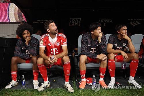 김민재가 스페인 최고 명문이자 축구인들이라면 누구나 가고 싶어하는 '꿈의 구단' FC바르셀로나에 갈 가능성이 생겼다.&nbsp;독일 매체 'TZ'는 11일 바르셀로나가 뮌헨 수비 듀오 김민재, 다요 우파메카노에 대해 문의했다고 보도했다.&nbsp;매체는 '주전 수비수 로날드 아라우호가 바르셀로나를 떠날 수 있는 이벤트에서 계획되고 있다. 바르셀로나 스포츠 디렉터 데쿠가 우파메카노의 플레이스타일과 김민재의 강점, 특히 경기 빌드업과 경합 습관을 좋아한다'고 설명했다.&nbsp;김민재는 지난 2년간 독일 최고 명문이자 세계적인 구단 바이에른 뮌헨에서 뛰었으나 매 시즌 후반기에 부진하다보니 올여름엔 매물로 나온 상태다. 연합뉴스