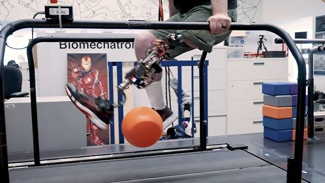 생체공학 의족 착용하고 공을 다루는 절단 환자 무릎 위 절단 환자의 근육과 뼈조직에 직접 연결해 사용자가 움직임을 정밀하게 조절하면서 기존 의족보다 더 빠르게 걷고 계단을 오르며 장애물도 피할 수 있게 돕는 새로운 생체공학 의족이 개발됐다. 동영상 갈무리. [Science / Hugh Herr et al. 제공. 재판매 및 DB 금지]