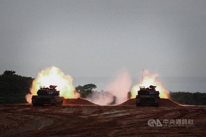 미제 M1A2T 전차의 실사격 훈련 모습 [대만 중앙통신사 캡처. 재판매 및 DB 금지]
