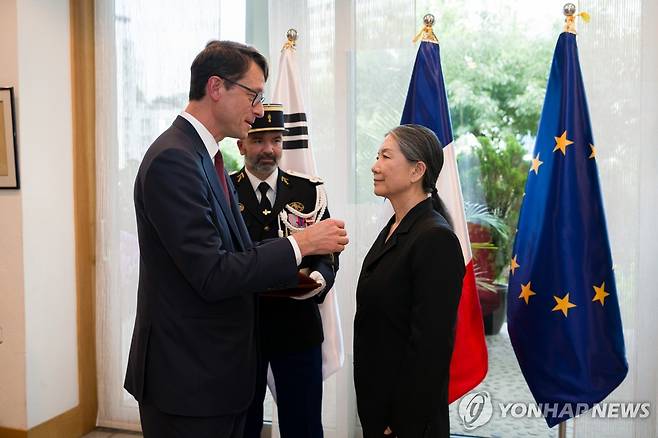 김수자 작가, 프랑스 문화예술공로훈장 '오피시에'수훈 (서울=연합뉴스) 김수자 작가가 9일 주한 프랑스 대사관저에서 필립 페르투 주한 프랑스 대사에게 문화예술공로훈장 '오피시에'를 받고 있다 2025.07.09 [스튜디오 김수자 제공. 재판매 및 DB 금지]ⓒ김진솔