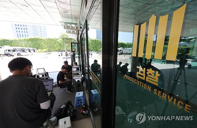 내란특검 구속 후 조사 불응한 윤석열 전 대통령 (서울=연합뉴스) 류영석 기자 = '12·3 비상계엄'과 관련해 내란 특별검사팀의 수사를 받던 중 재구속된 윤석열 전 대통령이 11일 조사에 불응하며 특검에 불출석 사유서를 제출한 가운데 서울 서초구 서울고등검찰청에 마련된 특검 사무실 앞에 취재진이 대기하고 있다. 2025.7.11 ondol@yna.co.kr