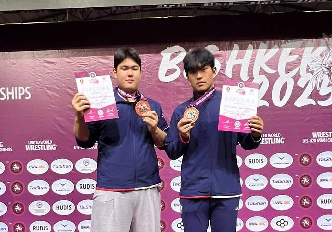 레슬링 기대주 최재노(오른쪽) 레슬링 기대주 최재노(오른쪽)가 10일 키르기스스탄 비슈케크에서 열린 20세 이하 아시아 선수권대회 남자 그레코로만형 97㎏급에서 은메달을 딴 뒤 포즈를 취하고 있다. 왼쪽은 9일 남자 그레코로만형 130㎏급에서 동메달을 딴 민승규. [대한레슬링협회 제공. 재배포 및 DB 금지]
