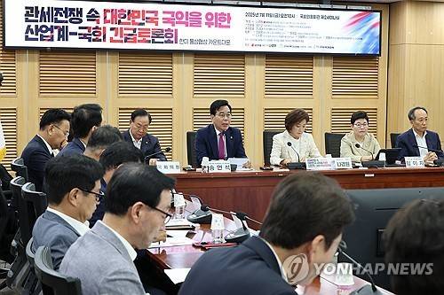 '관세전쟁' 긴급토론회에서 발언하는 송언석 원내대표     (서울=연합뉴스) 김주성 기자 = 국민의힘 송언석 비대위원장 겸 원내대표가 11일 서울 여의도 국회 의원회관에서 나경원 의원실 주최로 열린 '한미 통상협상 카운트다운, 관세전쟁 속 대한민국 국익을 위한 산업계-국회 긴급 토론회'에서 발언하고 있다. 2025.7.11
    utzza@yna.co.kr
(끝)