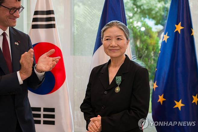 김수자 작가, 프랑스 문화예술공로훈장 '오피시에'수훈 (서울=연합뉴스) 김수자 작가가 9일 주한 프랑스 대사관저에서 필립 페르투 주한 프랑스 대사에게 문화예술공로훈장 '오피시에'를 받고 있다 ⓒ김진솔 [스튜디오 김수자 제공. 재판매 및 DB 금지]