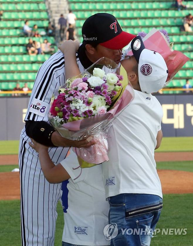 아들과 입맞춤하는 LG 이병규 (서울=연합뉴스) 임헌정 기자 = 한국 프로야구 통산 네번째 2,000안타의 대기록을 달성한 LG 이병규가 14일 서울 잠실야구장에서 열린 롯데와의 홈경기에 앞서 열린 시상식에서 아들들과 입맞춤을 하고 있다. 맨 오른쪽이 장남 승민군. 2014.5.14 kane@yna.co.kr