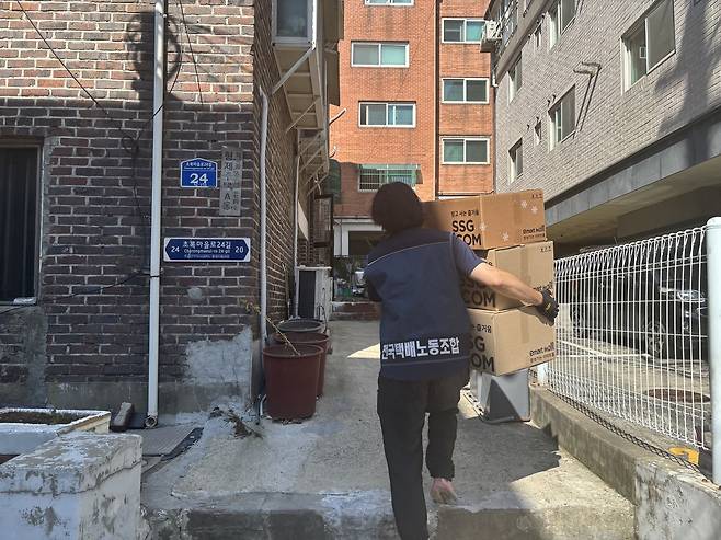 빌라촌 배달하는 기사 [촬영 조현영]