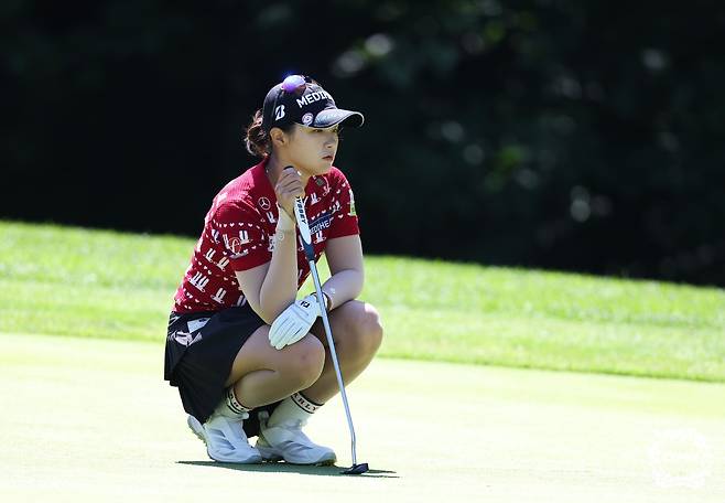 그린을 읽는 박현경. [KLPGA 제공. 재판매 및 DB 금지]