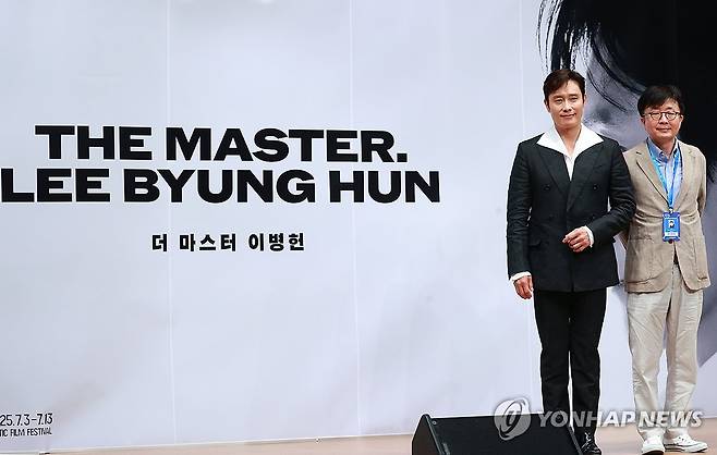 부천국제영화제 배우 특별전 '더 마스터: 이병헌' (부천=연합뉴스) 진연수 기자 = 배우 이병헌과 신철 집행위원장이 4일 오후 경기도 부천시 현대백화점 중동점에서 열린 제29회 부천국제판타스틱영화제 배우 특별전 '더 마스터: 이병헌' 기자회견에서 포즈를 취하고 있다. 2025.7.4 jin90@yna.co.kr