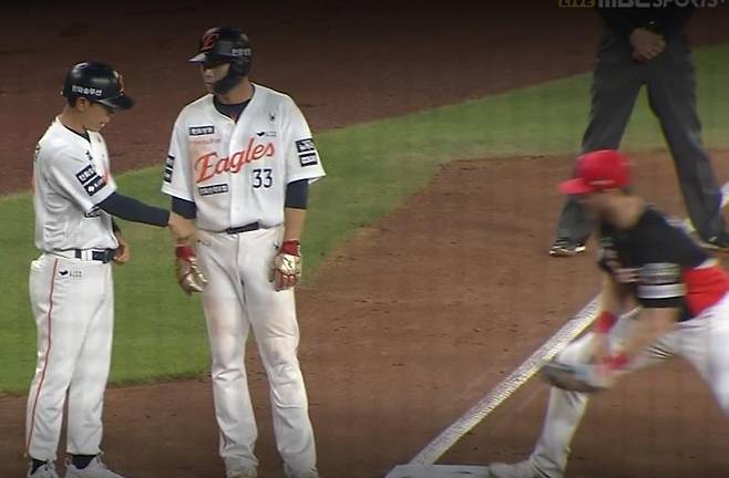 견제사 당하는 유로결(가운데) 한화 이글스 유로결(가운데)이 10일 대전 한화생명볼파크에서 열린 2025 프로야구 전반기 마지막 경기, KIA 타이거즈와 홈 경기 0-1로 뒤진 5회말 공격에서 김재걸 3루 코치와 대화를 나누다가 견제사를 당하고 있다. [티빙 중계화면 캡처. 재배포 및 DB 금지]