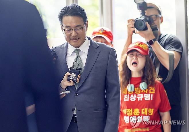 김태효 전 1차장, 순직해병 특검팀 출석 (서울=연합뉴스) 윤동진 기자 = 윤석열 정부 외교라인 핵심 인사인 김태효 전 국가안보실 1차장이 11일 피의자 신분으로 조사를 받기 위해 서울 서초구 순직해병 특검팀 사무실로 들어서고 있다. 2025.7.11 mon@yna.co.kr