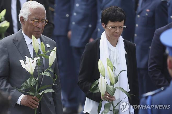 스레브레니차 학살 30주년 추모식에 참석한 안토니우 코스타 EU 정상회의 상임의장(왼쪽) [AP 연합뉴스. 재판매 및 DB 금지]
