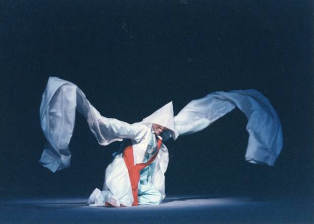 우봉이매방 선생 서거 10주년을 맞아 추모공연이 오는 20일 목포시민문화체육센터에서 열린다. 이매방 선생의 공연 모습.<우봉이매방아트컴퍼니 제공>