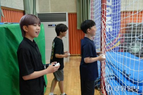 ◇10일 영월 신천초등학교에서 2025 학생드론진로교육체험 프로그램이 열렸다.