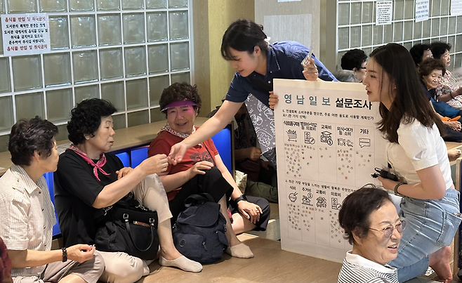 지난 10일 영남일보 취재진이 대구 서문시장 일대에서 시민들을 대상으로 '민생회복 소비쿠폰' 사용계획 등에 대한 설문조사를 벌이고 있는 모습. 박지현기자 lozpjh@yeongnam.com