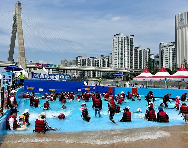 12일 대구 신천물놀이장 개장 첫날 오후 시민들이 파도풀장을 이용하고 있다. 박영민 기자.