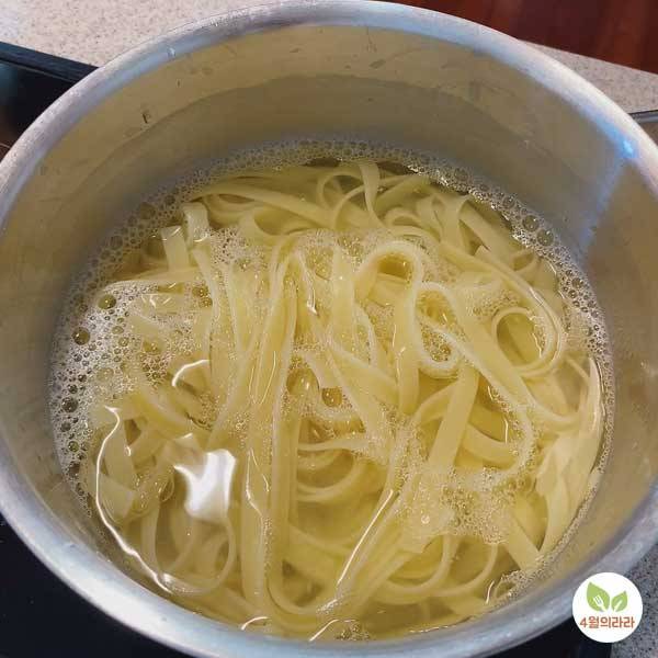 파스타면을 삶는 모습