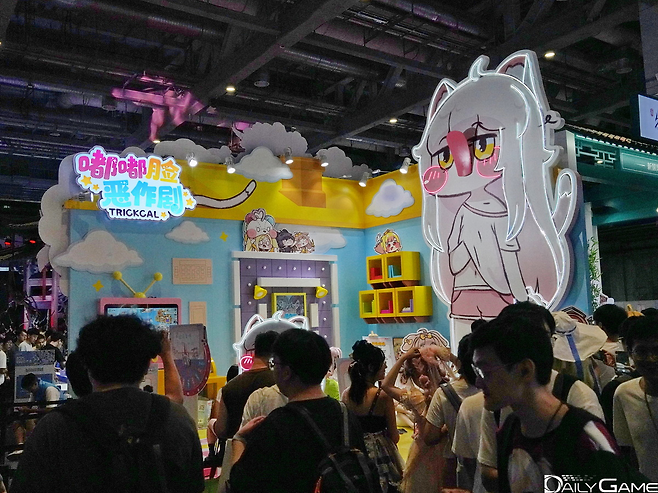 거대 캐릭터의 혀가 빙글빙글 돌아가는 '트릭컬: 리바이브' 전시 부스.