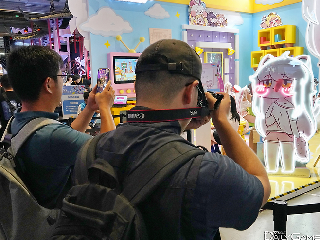 작은 크기의 코미 캐릭터도 관람객들의 인기를 한 몸에 받았다.