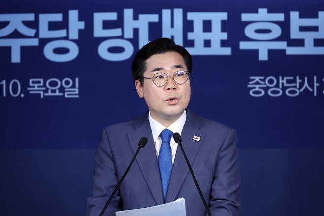 더불어민주당 대표 선거에 출마한 박찬대 의원이 10일 서울 여의도 중앙당사에서 후보 등록을 한 뒤 기자회견을 하고 있다. (사진=연합뉴스)