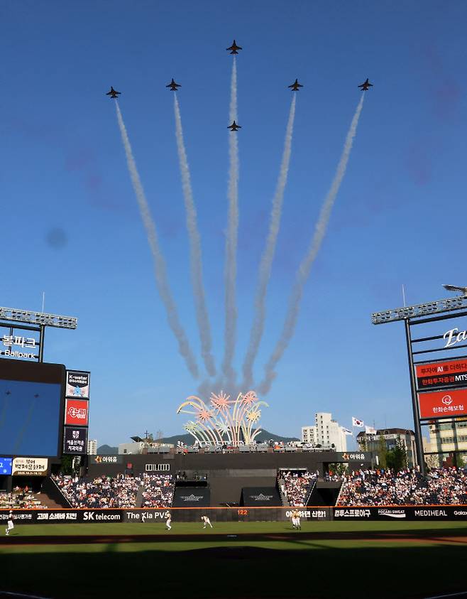 12일 대전 한화생명 볼파크에서 열린 2025 신한 SOL뱅크 KBO 올스타전 시작 전 공군 특수비행 팀 블랙이글스의 에어쇼가 펼쳐지고 있다. 사진=연합뉴스