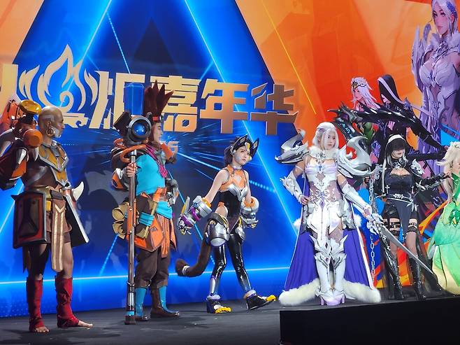 - 토치라이트 캐릭터 코스프레한 코스어들&nbsp;