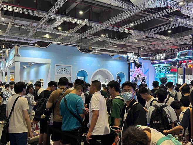 - 굿즈를 구매하기 위해 몰린 관람객들로 3관은 인산인해를 이뤘다&nbsp;