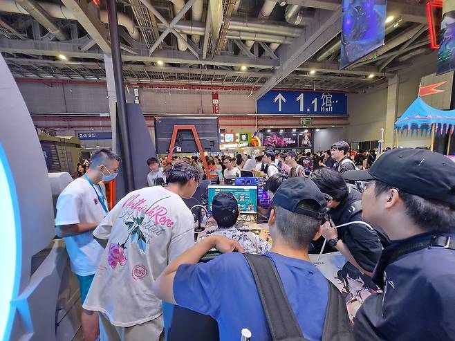 - 도타2 유저들이 모여 통계를 열심히 보고 있다&nbsp;