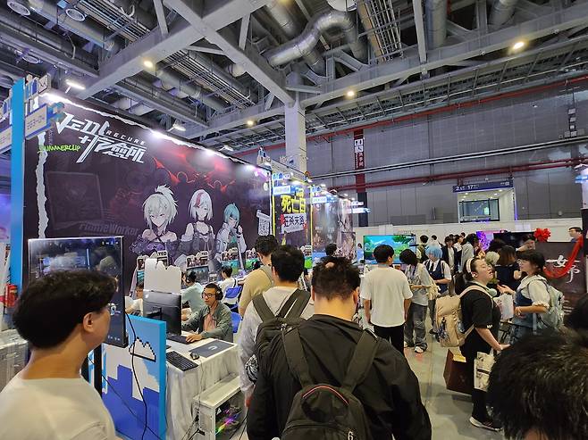 - 게임을 체험하기 위해 기다리는 관람객들의 모습&nbsp;